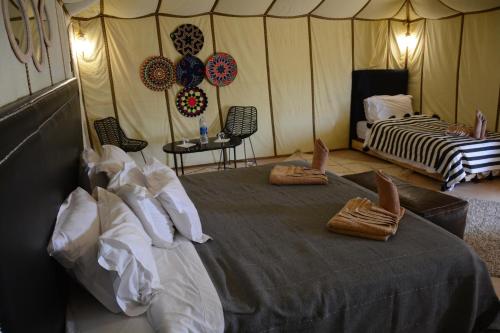 Ένα ή περισσότερα κρεβάτια σε δωμάτιο στο Merzouga Safari Luxury Camp