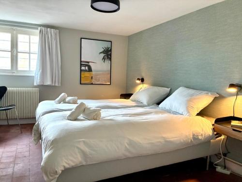 a bedroom with a large bed with white sheets at Villa La Smalah, familiale 6 chambres- vue Mer - jacuzzi - wifi - tout confort in Ault