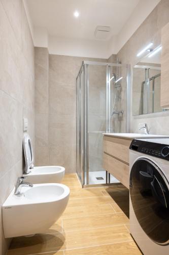 a bathroom with a sink and a washing machine at Apartments and holidays Cav Chiara Tione di Trento in Tione di Trento