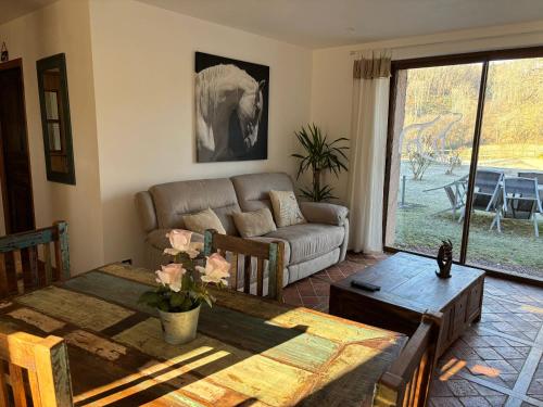 un salon avec un canapé et une table dans l'établissement Maison charmante au cœur d'Alligny-en-Morvan avec vue, à Alligny-en-Morvan