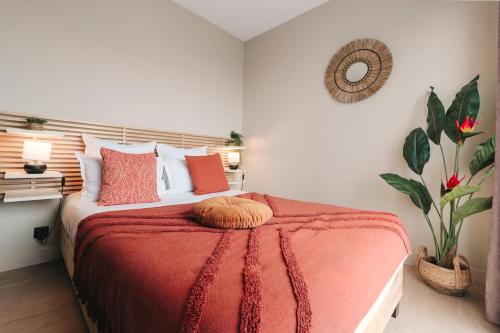 une chambre avec un lit avec une couverture rouge dans l'établissement Appartement hypercentre Jean Jaurès, Parking privé, Ascenseurs, à Toulouse