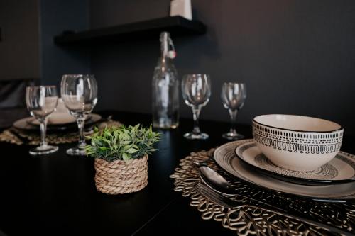 - une table avec un bol, des assiettes et des verres à vin dans l'établissement Appartement hypercentre Jean Jaurès, Parking privé, Ascenseurs, à Toulouse