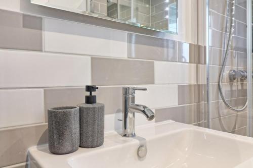 a bathroom with a sink and a faucet at Modern Home Basildon Long stay Contractor Sleeps 6 in Basildon