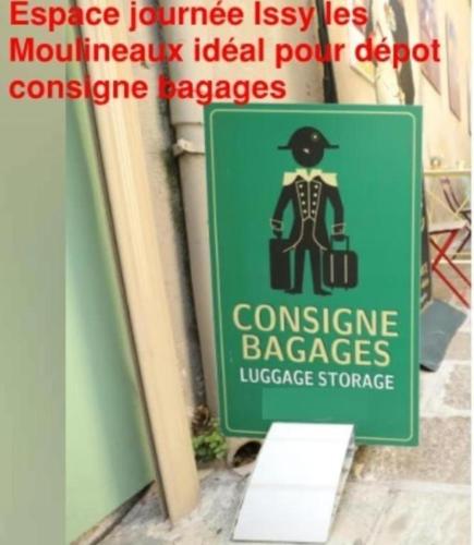 un panneau vert sur le côté d'un bâtiment dans l'établissement Chambre chez l'habitant Chatillon dans appartement partagé avec d'autres visiteurs et espace journée, à Châtillon
