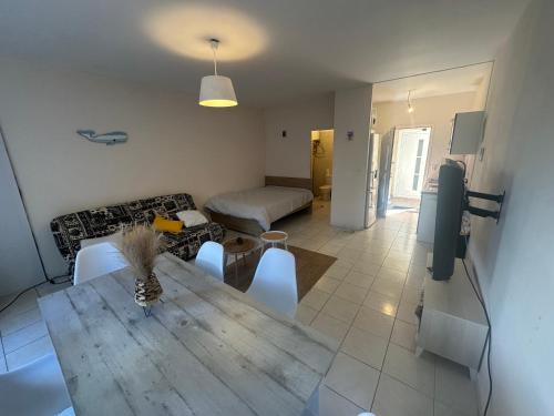 ein Wohnzimmer mit Tisch und Couch in der Unterkunft U MUCHJU, studio Marana - à la nuitée in Borgo