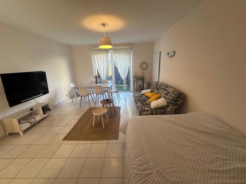 un salon avec un canapé et une table dans l'établissement Studio sur le cordon lagunaire de la Marana, à Borgo