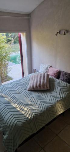 une chambre avec un grand lit avec une fenêtre dans l'établissement Spacieuse villa 4 chambres, à Saint-Maximin-la-Sainte-Baume