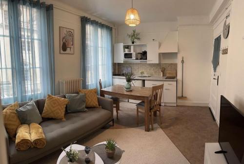 Bright and renovated 2-room apartment, Center