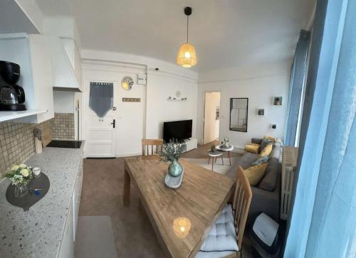 un salon avec une table et un canapé dans l'établissement Bright and renovated 2-room apartment, Center, à Vitry-le-François