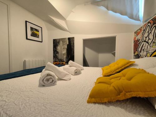 ポーにあるCentre ville Spacieux Quartier animéのタオルが敷かれたベッドのある寝室