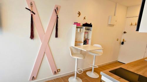 a room with a large pink letter k on the wall at CapSexy Port Nature Waiki Naturist Village in Cap d'Agde