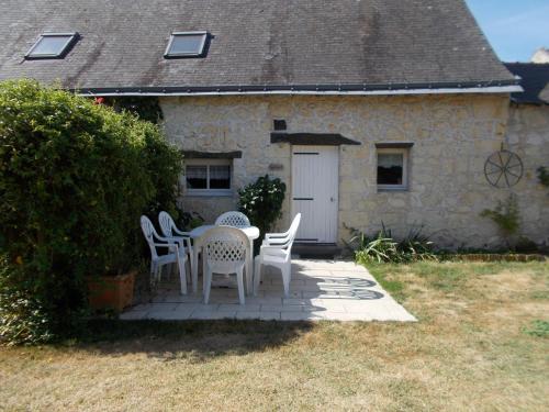 - une table et des chaises sur une terrasse en face d'une maison dans l'établissement la Laverie, à Allonnes