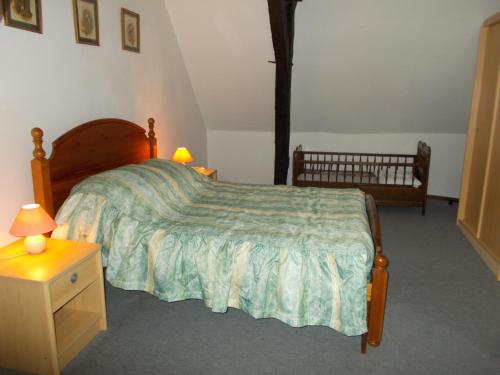 une chambre avec un lit et une table de chevet avec un lit sidx sidx sidx sidx dans l'établissement la Laverie, à Allonnes
