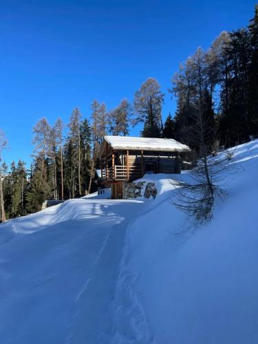 Contemporary Chalet in Mont-Noble with Mountain View. v zimě