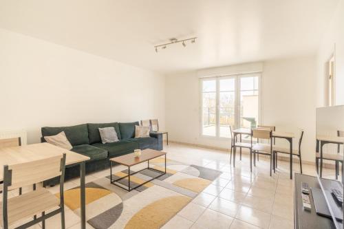 un salon avec un canapé et une table dans l'établissement Cocon familial 15min Disneyland 35min Paris, à Bussy-Saint-Georges