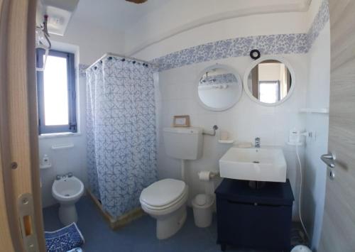 un bagno con un water bianco e un lavandino di Fin Fiori a Menfi