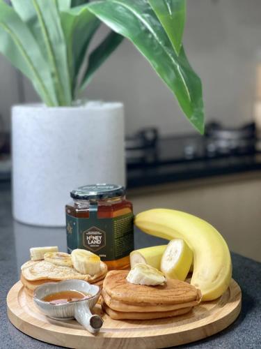 een snijplank met bananen, pindakaas en jam bij Tam Coc Mandala Villa & Homestay in Ninh Binh