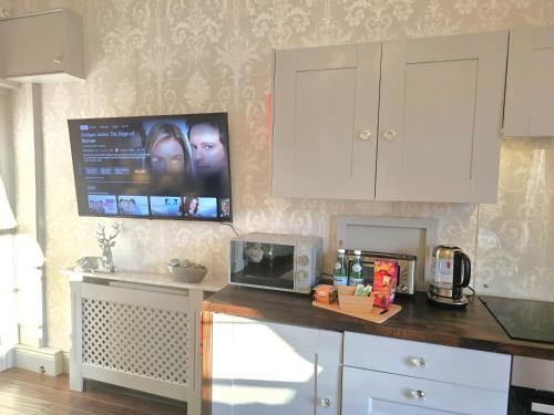 Køkken eller tekøkken på Beautifully decorated, elegant apartment near town - Pass the Keys