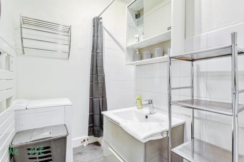 une salle de bain blanche avec un lavabo et des toilettes dans l'établissement T3 étoilé Meuble de tourisme, à Lyon