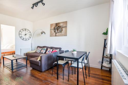 un salon avec un canapé et une table dans l'établissement T3 étoilé Meuble de tourisme, à Lyon