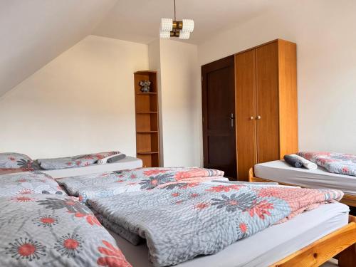 Ένα ή περισσότερα κρεβάτια σε δωμάτιο στο Apartmany Kenka