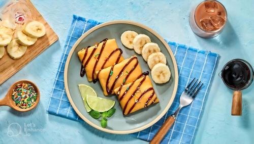 een bord met eten, met plakjes banaan en fruit bij Tam Coc Mandala Villa & Homestay in Ninh Binh