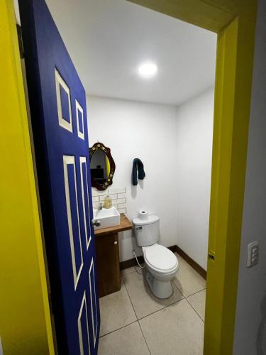 a bathroom with a toilet and a sink at Apartahotel Casa Azul Salento in Salento