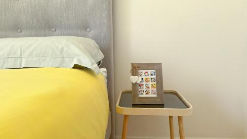 a bed with a table next to a yellow bed at VERY CENTRAL DISNEYLAND apartment in Serris