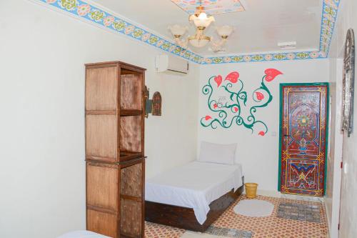 Postel nebo postele na pokoji v ubytování Riad Fes Safir - Rooftop Terrace with Medina Views