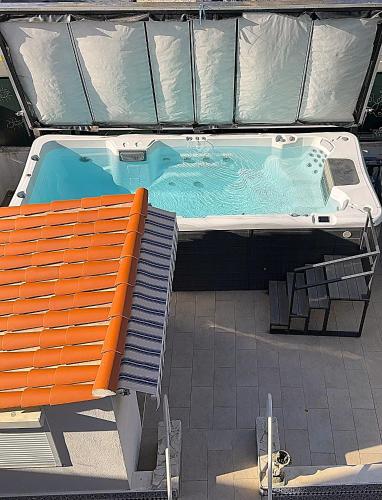 - une piscine sur un bateau avec un banc dans l'établissement Elegance et Detente, Piscine chauffée, Terrasse et garage privé à Nice, à Nice