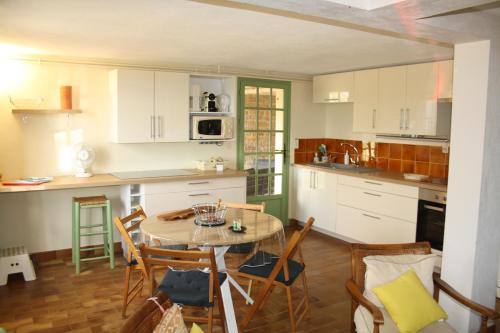 Villa Ma Cardaline avec Piscine et Vue Mer avec 3 Chambres pour 6 Personnes Classé 3 Etoilesにあるキッチンまたは簡易キッチン