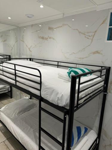 quelques lits superposés dans une chambre dans l'établissement Elegance et Detente, Piscine chauffée, Terrasse et garage privé à Nice, à Nice