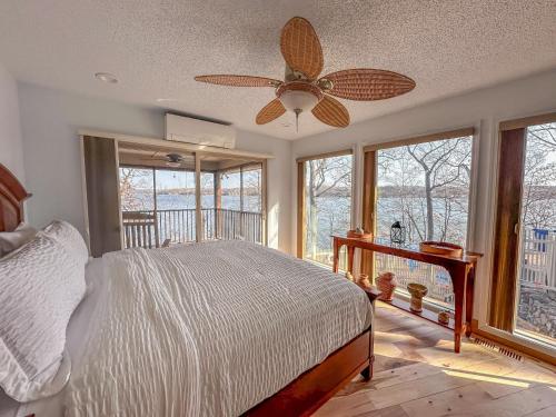 een slaapkamer met een bed en een plafondventilator bij Lakehouse Wpools, Hottub, Dock, Sauna,playground in Sunrise Beach