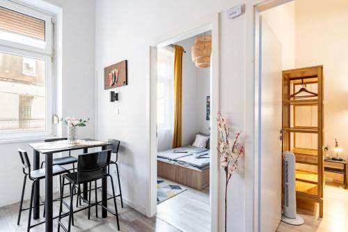 A Cozy Stay for City Wanderers