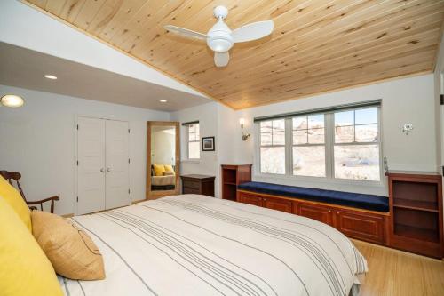 una camera da letto con un letto e un ventilatore a soffitto di The Retreat at Calf Canyon a Bluff