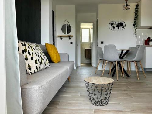 a living room with a couch and a table at Maravilloso Apto en el Pantano de San Juan in San Martín de Valdeiglesias
