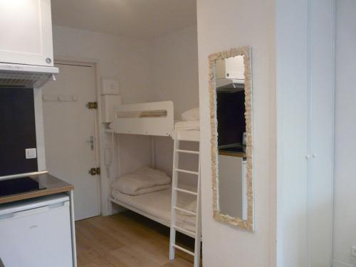 Cette petite chambre comprend des lits superposés et un miroir. dans l'établissement Arcachon Pereire bord de plage, à Arcachon