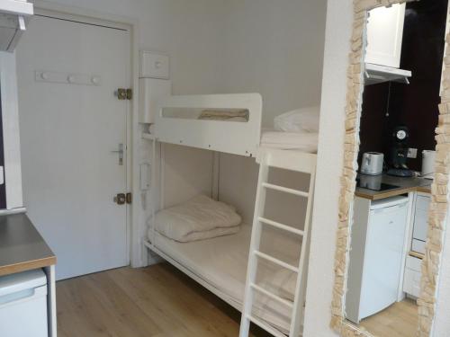 - un lit superposé blanc dans une cuisine avec un évier dans l'établissement Arcachon Pereire bord de plage, à Arcachon