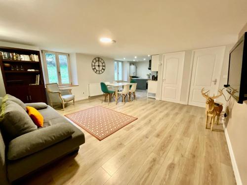 un salon avec un canapé et une table dans l'établissement La Roche du Rain, bel appartement & centre-ville, à Gérardmer