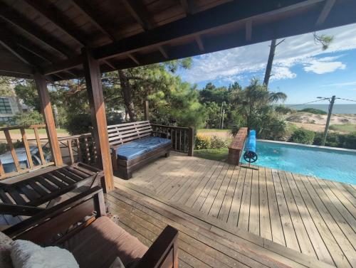 Πισίνα στο ή κοντά στο A truly amazing house by the beach