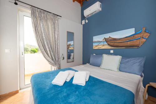Ένα ή περισσότερα κρεβάτια σε δωμάτιο στο Spedion Villa - Near to sea with heated swimming pool