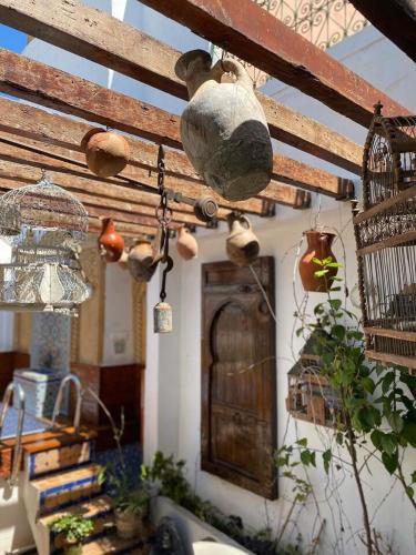 eine Küche mit einer Holzdecke und einer hängenden Lampe in der Unterkunft Room 1 Riad Khadija in Rabat