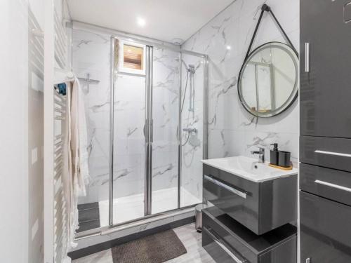 a bathroom with a shower and a sink and a mirror at Jolie maison Juillan "Une escapade au pied des Pyrénées" in Juillan