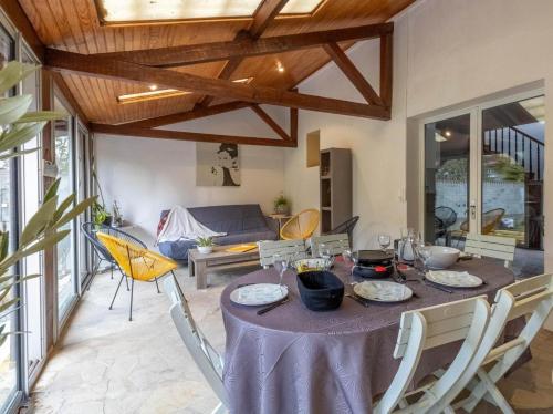 une salle à manger avec une table et des chaises dans l'établissement Jolie maison Juillan 