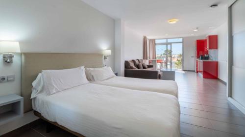Postel nebo postele na pokoji v ubytování Apartamentos El Palmar