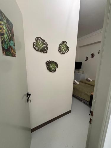 a room with a door with four leaves on it at Rooms the other side of the island by Patitiri in Saterlí