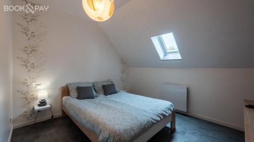 une chambre avec un lit et une fenêtre dans l'établissement Appartement rénové tout confort, à Mers-les-Bains