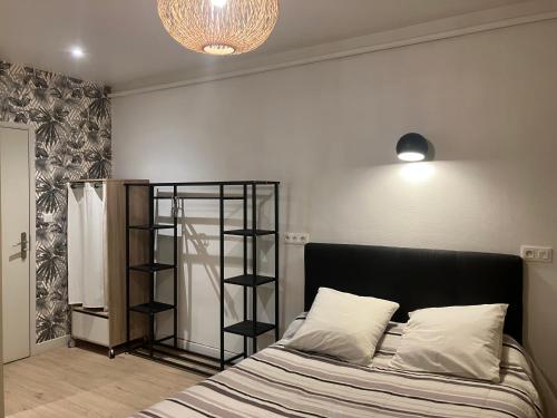 Ένα ή περισσότερα κρεβάτια σε δωμάτιο στο Logis Hôtel du Nord