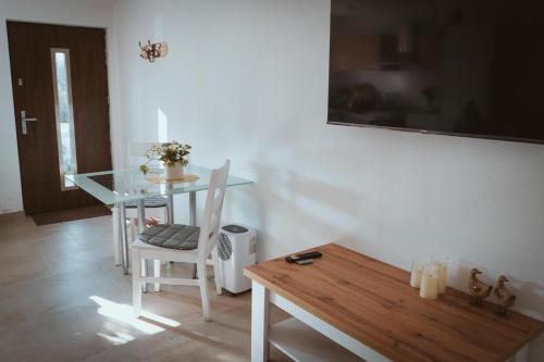 a dining room with a glass table and a bench at Little Break in Röfingen