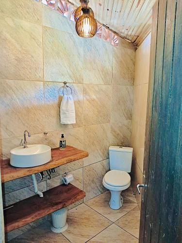 a bathroom with a sink and a toilet at Hospedaria Paraíso das Águas Suíte independente com cozinha completa in Itabirito